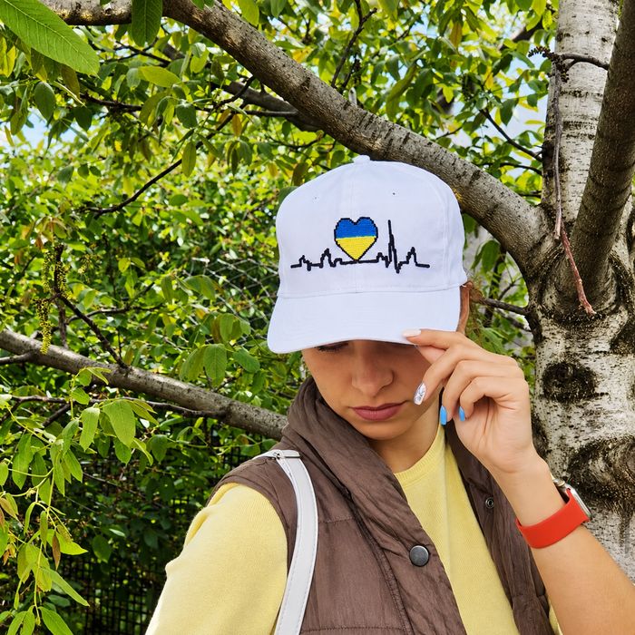 Вишите серце в кольорах українського прапора на кепці